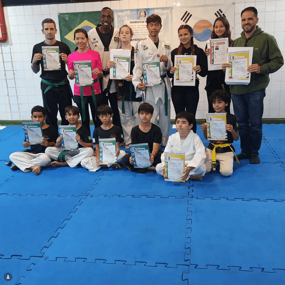 Atletas da Campinas Fighters recebem certificados de graduação
